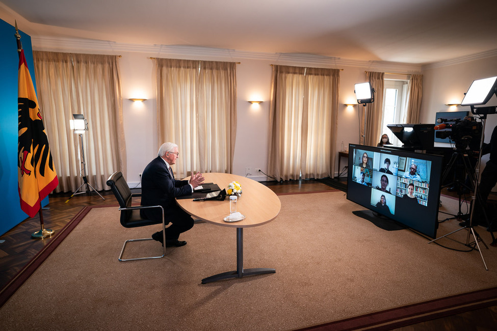 Bundespräsident Frank-Walter Steinmeier spricht bei der dritten 'Bürgerlage' per Videoschalte mit Bürgerinnen und Bürgern zu ihrer Lage in der Pandemie im Südsalon von Schloss Bellevue 